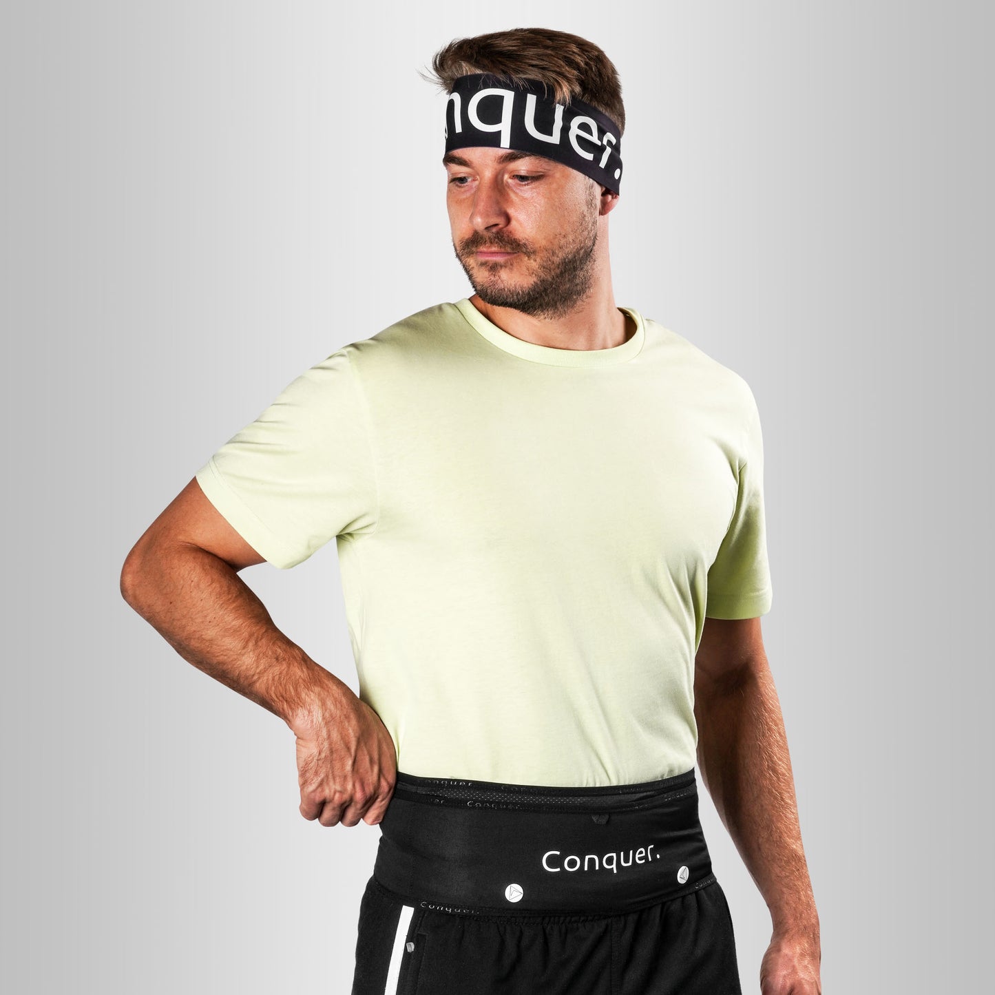 Model mit Laufgürtel und Conquer Stirnband